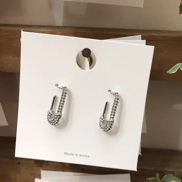 🆕 Safety Pin Rhinestone Earrings - Picture 6 of 7